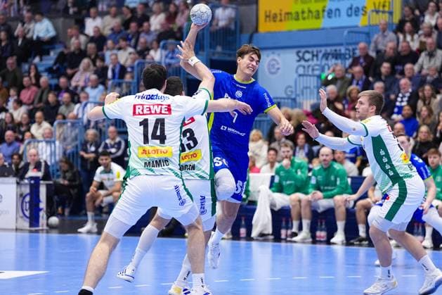 22 11 2025, xydrx, Handball, 1 HBL, VFL Gummersbach SC DHfk Leipzig, Schwalbe Arena Julian Koester VFL Gummersbach 7 in duel against Luka Rogan SC DHfk Leipzig 33 and Franz Semper SC DHfk Leipzig 32 North Rhine-Westphalia Germany