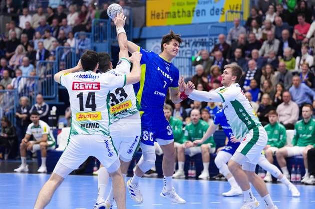 22 11 2025, xydrx, Handball, 1 HBL, VFL Gummersbach SC DHfk Leipzig, Schwalbe Arena Julian Koester VFL Gummersbach 7 in duel against Luka Rogan SC DHfk Leipzig 33 and Franz Semper SC DHfk Leipzig 32 North Rhine-Westphalia Germany