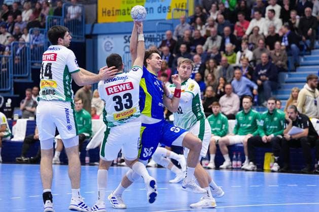 22 11 2025, xydrx, Handball, 1 HBL, VFL Gummersbach SC DHfk Leipzig, Schwalbe Arena Julian Koester VFL Gummersbach 7 in duel against Luka Rogan SC DHfk Leipzig 33 and Franz Semper SC DHfk Leipzig 32 North Rhine-Westphalia Germany