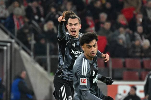 22 11 2025, xjhx, Fussball 1 Bundesliga, 1 FC Koeln Eintracht Frankfurt v l Torjubel nach dem Tor zum celebrating the goal celebrate 1 1 durch Arthur Theate Eintracht Frankfurt DFL DFB REGULATIONS PROHIBIT ANY USE OF PHOTOGRAPHS as IMAGE SEQUENCES and or QUASI VIDEO Koeln