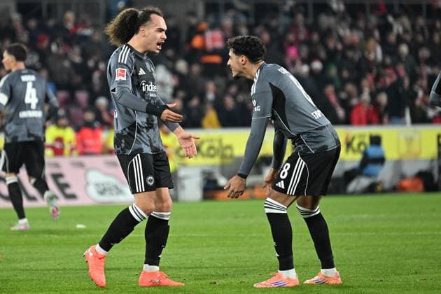 22 11 2025, xjhx, Fussball 1 Bundesliga, 1 FC Koeln Eintracht Frankfurt v l Torjubel nach dem Tor zum celebrating the goal celebrate 1 1 durch Arthur Theate Eintracht Frankfurt DFL DFB REGULATIONS PROHIBIT ANY USE OF PHOTOGRAPHS as IMAGE SEQUENCES and or QUASI VIDEO Koeln