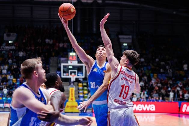 easycredit BBL, Frankfurt Skyliners Fitness First Würzburg Baskets, 22 11 2025 Ryan Hawkins Frankfurt Skyliners, 33 with a lay-up against Christian Skladanowski Fitness First Würzburg Baskets, 19 Game of the easycredit BBL Frankfurt Skyliners Fitness First Würzburg Baskets on Matchday 8 of the 25 26 season in the Süwag Energie ARENA on 22 11 2025 Copyright: xBEAUTIFULxSPORTS Hahnex