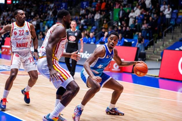 easycredit BBL, Frankfurt Skyliners Fitness First Würzburg Baskets, 22 11 2025 William Christmas Frankfurt Skyliners, 8 in duel with Eddy Edigin Jr Fitness First Würzburg Baskets, 27 Game of the easycredit BBL Frankfurt Skyliners Fitness First Würzburg Baskets on Matchday 8 of the 25 26 season in the Süwag Energie ARENA on 22 11 2025 Copyright: xBEAUTIFULxSPORTS Hahnex