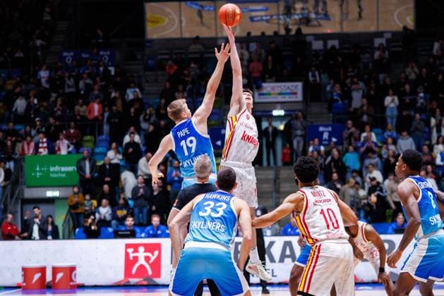easycredit BBL, Frankfurt Skyliners Fitness First Würzburg Baskets, 22 11 2025 Tip Off in Frankfurt Game of the easycredit BBL Frankfurt Skyliners Fitness First Würzburg Baskets on Matchday 8 of the 25 26 season in the Süwag Energie ARENA on 22 11 2025 Copyright: xBEAUTIFULxSPORTS Hahnex