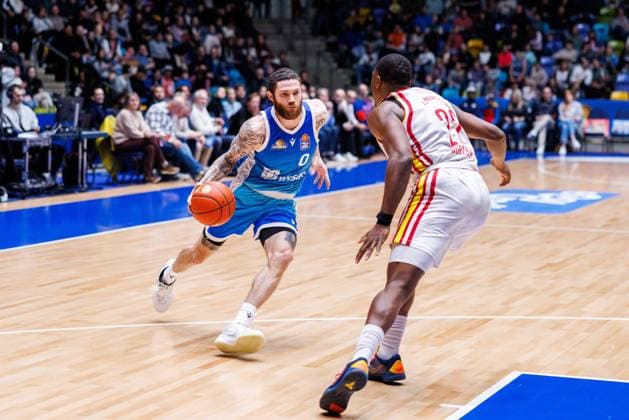 easycredit BBL, Frankfurt Skyliners Fitness First Würzburg Baskets, 22 11 2025 Logan Johnson Frankfurt Skyliners, 0 against Johnathan Stove Fitness First Würzburg Baskets, 22 Game of the easycredit BBL Frankfurt Skyliners Fitness First Würzburg Baskets on Matchday 8 of the 25 26 season at the Süwag Energie ARENA on 22 11 2025 Copyright: xBEAUTIFULxSPORTS Hahnex
