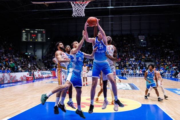 easycredit BBL, Frankfurt Skyliners Fitness First Würzburg Baskets, 22 11 2025 Jacob Knauf Frankfurt Skyliners, 25 secures a defensive rebound under the basket Game of the easycredit BBL Frankfurt Skyliners Fitness First Würzburg Baskets on Matchday 8 of the 25 26 season at the Süwag Energie ARENA on 22 11 2025 Copyright: xBEAUTIFULxSPORTS Hahnex