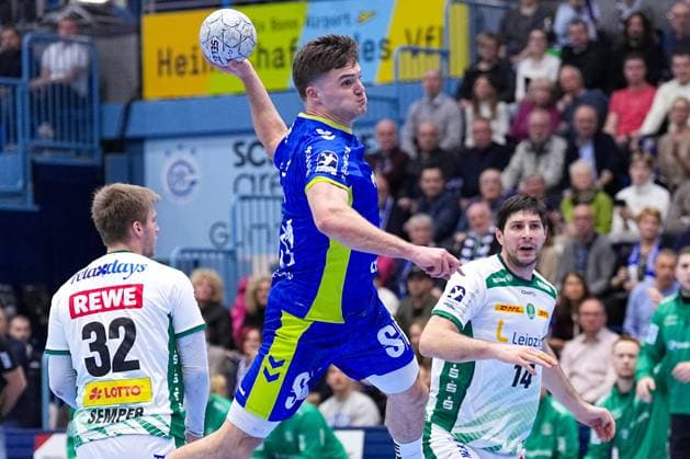 22 11 2025, xydrx, Handball, 1 HBL, VFL Gummersbach SC DHfk Leipzig, Schwalbe Arena Kay Smits VFL Gummersbach 31 in duel against Marko Mamic SC DHfk Leipzig 14 North Rhine-Westphalia Germany