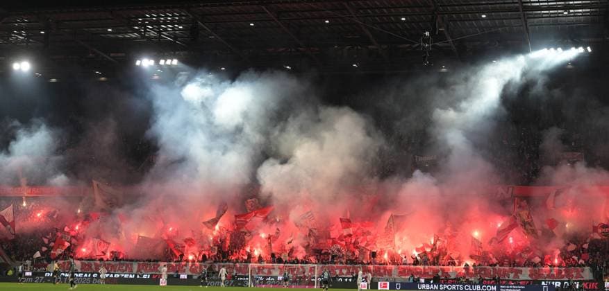 22 11 2025, xophax, Fußball 1 Bundesliga, 1 FC Koeln Eintracht Frankfurt After silent protest of the Ultras of 1 FC Köln in the south curve pyrotechnics were ignited DFL DFB REGULATIONS PROHIBIT ANY USE OF PHOTOGRAPHS as IMAGE SEQUENCES and or QUASI VIDEO Koeln