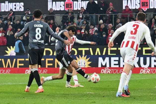 GER, 1 FBL, 1 FC Koeln vs Eintracht Frankfurt 22 11 2025, Rheinenergie Stadion, Koeln, GER, 1 FBL, 1 FC Koeln vs Eintracht Frankfurt, pictured 1 2 by Mahmoud Dahoud Frankfurt 18 , nordphotoxGmbHx xMeuter nph00351