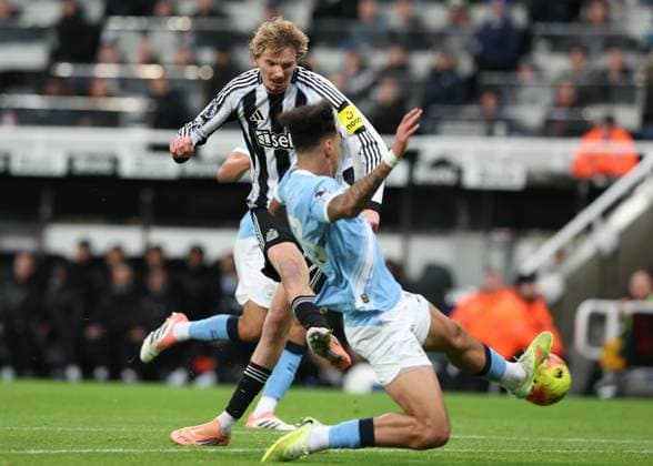 Newcastle Upon Tyne, England, 22nd November 2025. Nick Woltemade (L) of Newcastle United shoots at goal during the Newcastle United vs Manchester City Premier League match at St. James Park, Newcastle Upon Tyne. Picture credit should read: Nigel Roddis Sportimage EDITORIAL USE ONLY. No use with unauthorised audio, video, data, fixture lists, club league logos or live services. Online in-match use limited to 120 images, no video emulation. No use in betting, games or single club league player publications. SPI_024_NR_NEWC_MANC SPI-4304-0024