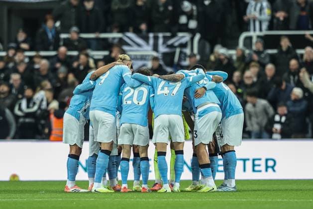 Premier League Newcastle United v Manchester City Manchester City have a team huddle before the game during the Premier League match Newcastle United vs Manchester City at St. James s Park, Newcastle, United Kingdom, 21st November 2025 (Photo by Alfie Cosgrove News Images) Newcastle St. James s Park Tyne and Wear United Kingdom Copyright: xAlfiexCosgrove NewsxImagesx