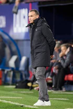 November 22, 2025, Pamplona, Navarra, Spain: Sergio Francisco head coach of Real Sociedad looks on during the LaLiga EA Sports match between CA Osasuna and Real Sociedad at El Sadar on November 22, 2025, in Pamplona, Spain. Pamplona Spain - ZUMAa181 20251122_zaa_a181_190 Copyright: xRicardoxLarreinax