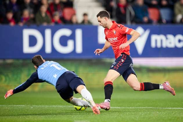 November 22, 2025, Pamplona, Navarra, Spain: Alex Remiro of Real Sociedad competes for the ball with Raul Garcia de Haro of CA Osasuna during the LaLiga EA Sports match between CA Osasuna and Real Sociedad at El Sadar on November 22, 2025, in Pamplona, Spain. Pamplona Spain - ZUMAa181 20251122_zaa_a181_192 Copyright: xRicardoxLarreinax