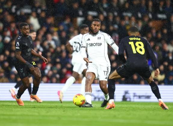 Fulham v Sunderland, English Premier League, The London Stadium, London, UK - 22 11 2025 Alex Iwobi of Fulham slides the ball past Wilson Isidor of Sunderland in the Premier League game at Craven Cottage London Craven Cottage London GBR, UK NEWSPAPERS OUT Copyright: xMarkxGreenwoodx