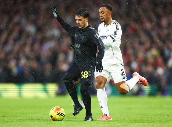 Fulham v Sunderland, English Premier League, The London Stadium, London, UK - 22 11 2025 Enzo Le FÃ e of Sunderland shields the ball from Kenny Tete of Fulham in the Premier League game at Craven Cottage London Craven Cottage London GBR, UK NEWSPAPERS OUT Copyright: xMarkxGreenwoodx