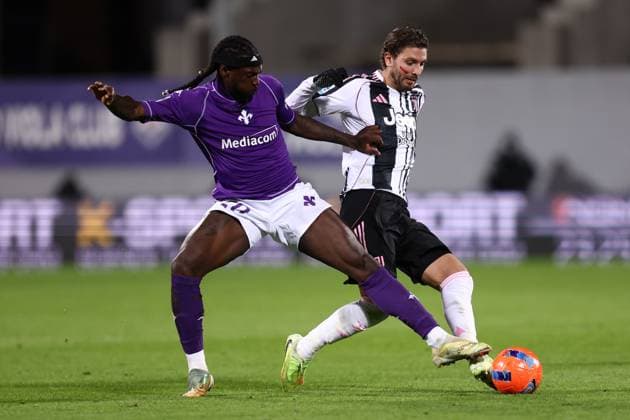 Moise Kean (Acf Fiorentina) und Manuel Locatelli (Juventus FC) battle for the ball, Serie A, Acf Fiorentina v Juventus Fc, Artemio Franchi, November 22, 2025, Firenze, Italy.
