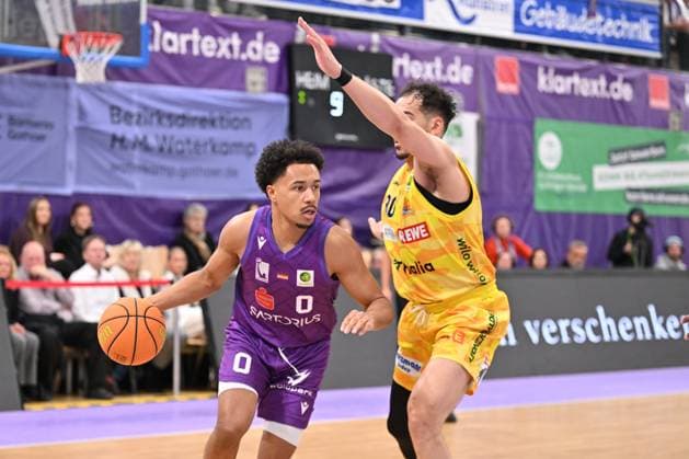 BG Göttingen Phoenix Hagen Nils Schmitz 0, GOT and Jeffrey Carroll 30, HAG in the BARMER 2 Basketball Bundesliga ProA match between BG Göttingen and Phoenix Hagen at Sparkassen Arena, 22 11 2025, Göttingen, Germany Photo Swen Pförtner Göttingen Lower Saxony Germany