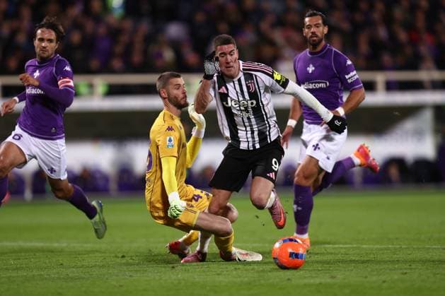 Dusan Vlahovic (Juventus Fc) und David De Gea (Acf Fiorentina) battle for the ball, Serie A, Acf Fiorentina v Juventus Fc, Artemio Franchi, November 22, 2025, Firenze, Italy.
