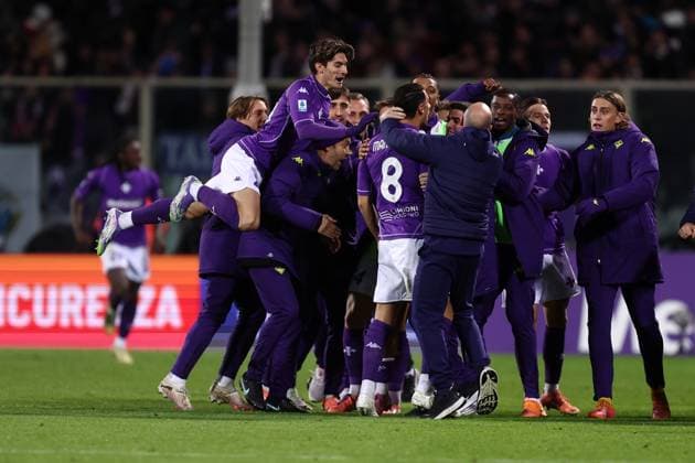 Rolando Mandragora (Acf Fiorentina) celebrates after scoring his team s first goal with team mates, Serie A, Acf Fiorentina v Juventus Fc, Artemio Franchi, November 22, 2025, Firenze, Italy.