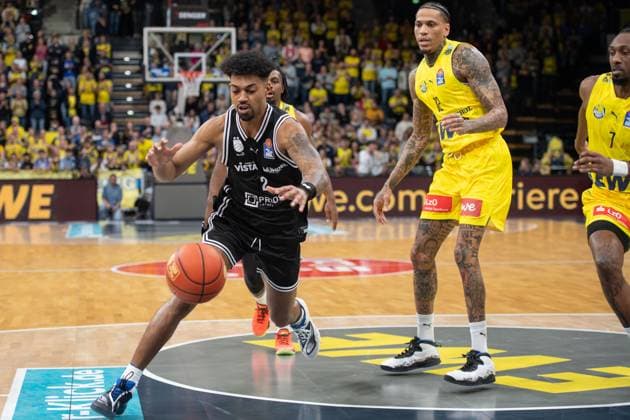GER, Basketball, easy Credit BBL, EWE Baskets Oldenburg vs Bamberg Baskets 22 11 2025, EWE Arena, Oldenburg, GER, easy Credit BBL, EWE Baskets Oldenburg vs Bamberg Baskets, pictured Ibrahim WATSON Bamberg Baskets 2 Michale KYSER EWE Baskets Oldenburg 12 Dakarai TUCKER EWE Baskets Oldenburg 7 nordphotoxgmbhx xRojahn nph00310