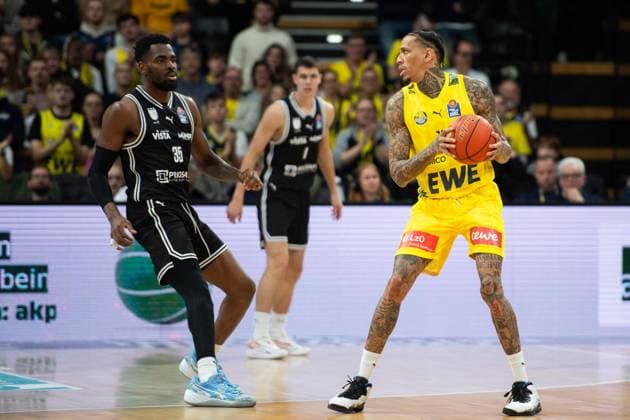 GER, Basketball, easy Credit BBL, EWE Baskets Oldenburg vs Bamberg Baskets 22 11 2025, EWE Arena, Oldenburg, GER, easy Credit BBL, EWE Baskets Oldenburg vs Bamberg Baskets, pictured Michale KYSER EWE Baskets Oldenburg 12 Ejiofor ONU Bamberg Baskets 35 nordphotoxgmbhx xRojahn nph00310