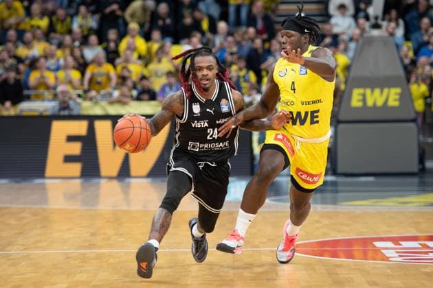 GER, Basketball, easy Credit BBL, EWE Baskets Oldenburg vs Bamberg Baskets 22 11 2025, EWE Arena, Oldenburg, GER, easy Credit BBL, EWE Baskets Oldenburg vs Bamberg Baskets, pictured Cobe WILLIAMS Bamberg Baskets 24 Brain FOBBS EWE Baskets Oldenburg 4 nordphotoxgmbhx xRojahn nph00310