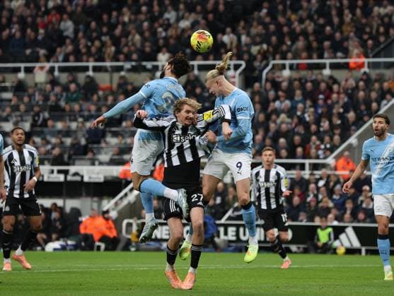 Newcastle Upon Tyne, England, 22nd November 2025. Nick Woltemade (C) of Newcastle United in action with Erling Haaland and Josko Gvardiol of Manchester City during the Newcastle United vs Manchester City Premier League match at St. James Park, Newcastle Upon Tyne. Picture credit should read: Nigel Roddis Sportimage EDITORIAL USE ONLY. No use with unauthorised audio, video, data, fixture lists, club league logos or live services. Online in-match use limited to 120 images, no video emulation. No use in betting, games or single club league player publications. SPI_029_NR_NEWC_MANC SPI-4304-0029