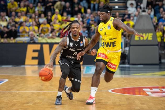 GER, Basketball, easy Credit BBL, EWE Baskets Oldenburg vs Bamberg Baskets 22 11 2025, EWE Arena, Oldenburg, GER, easy Credit BBL, EWE Baskets Oldenburg vs Bamberg Baskets, pictured Cobe WILLIAMS Bamberg Baskets 24 Brain FOBBS EWE Baskets Oldenburg 4 nordphotoxgmbhx xRojahn nph00310