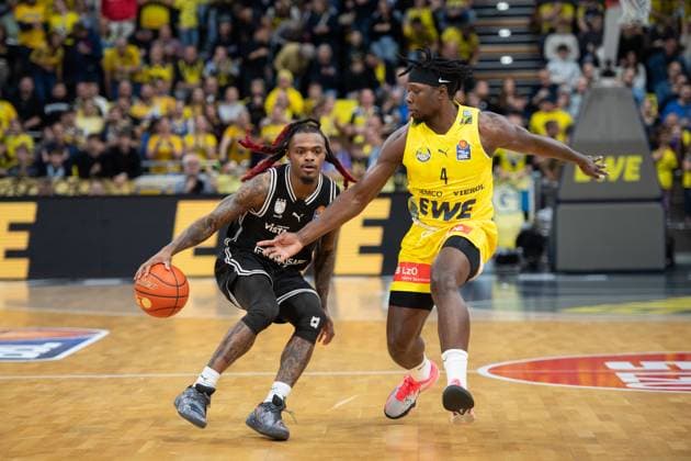 GER, Basketball, easy Credit BBL, EWE Baskets Oldenburg vs Bamberg Baskets 22 11 2025, EWE Arena, Oldenburg, GER, easy Credit BBL, EWE Baskets Oldenburg vs Bamberg Baskets, pictured Cobe WILLIAMS Bamberg Baskets 24 Brain FOBBS EWE Baskets Oldenburg 4 nordphotoxgmbhx xRojahn nph00310