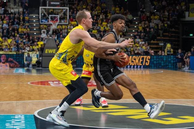 GER, Basketball, easy Credit BBL, EWE Baskets Oldenburg vs Bamberg Baskets 22 11 2025, EWE Arena, Oldenburg, GER, easy Credit BBL, EWE Baskets Oldenburg vs Bamberg Baskets, pictured Ibrahim WATSON Bamberg Baskets 2 Seth HINRICHS EWE Baskets Oldenburg 21 nordphotoxgmbhx xRojahn nph00310
