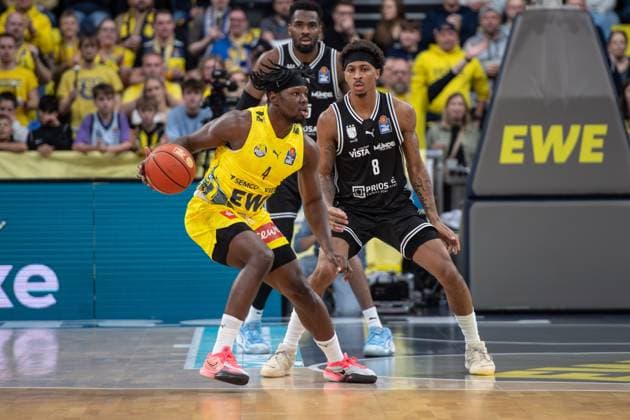 GER, Basketball, easy Credit BBL, EWE Baskets Oldenburg vs Bamberg Baskets 22 11 2025, EWE Arena, Oldenburg, GER, easy Credit BBL, EWE Baskets Oldenburg vs Bamberg Baskets, pictured Brain FOBBS EWE Baskets Oldenburg 4 Demarcus Marquette DEMONIA Bamberg Baskets 8 nordphotoxgmbhx xRojahn nph00310