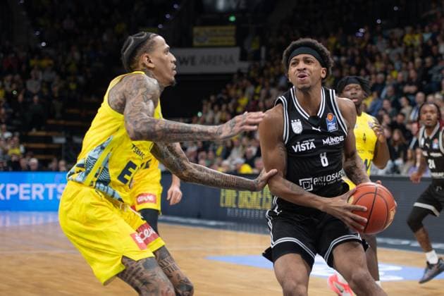 GER, Basketball, easy Credit BBL, EWE Baskets Oldenburg vs Bamberg Baskets 22 11 2025, EWE Arena, Oldenburg, GER, easy Credit BBL, EWE Baskets Oldenburg vs Bamberg Baskets, in the picture Demarcus Marquette DEMONIA Bamberg Baskets 8 Michale KYSER EWE Baskets Oldenburg 12 nordphotoxgmbhx xRojahn nph00310