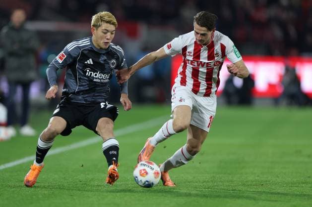 GER, 1 FBL, 1 FC Koeln vs Eintracht Frankfurt 22 11 2025, Rheinenergie Stadion, Koeln, GER, 1 FBL, 1 FC Koeln vs Eintracht Frankfurt, in the picture Jakub Kaminski FC Koeln 16 , in a duel against Ritsu Doan Frankfurt 20 , nordphotoxGmbHx xMeuter nph00351