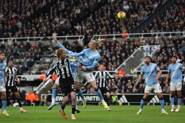 Newcastle Upon Tyne, England, 22nd November 2025. Nick Woltemade (C) of Newcastle United in action with Erling Haaland and Josko Gvardiol of Manchester City during the Newcastle United vs Manchester City Premier League match at St. James Park, Newcastle Upon Tyne. Picture credit should read: Nigel Roddis Sportimage EDITORIAL USE ONLY. No use with unauthorised audio, video, data, fixture lists, club league logos or live services. Online in-match use limited to 120 images, no video emulation. No use in betting, games or single club league player publications. SPI_030_NR_NEWC_MANC SPI-4304-0030