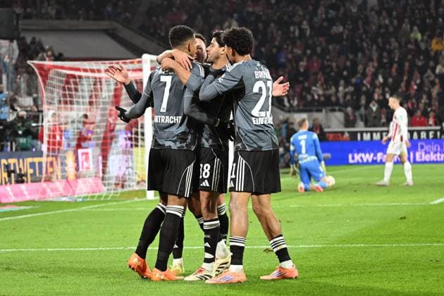 22 11 2025, xjhx, Fussball 1 Bundesliga, 1 FC Koeln Eintracht Frankfurt v l Torjubel nach dem Tor zum celebrating the goal celebrate 1 2 durch Mahmoud Dahoud Eintracht Frankfurt Ansgar Knauff Eintracht Frankfurt Mario Götze Goetze Eintracht Frankfurt Nathaniel Brown Eintracht Frankfurt DFL DFB REGULATIONS PROHIBIT ANY USE OF PHOTOGRAPHS as IMAGE SEQUENCES and or QUASI VIDEO Koeln