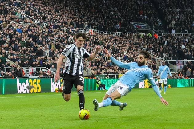 Newcastle United v Manchester City, Premier League JoÅ¡ko Gvardiol Of Manchester City Slide Tackles Tino Livramento Of Newcastle United during the Newcastle United v Manchester City Premier League match at St. James Park, Newcastle Upon Tyne, England on 22 November 2025 Credit: Lee Keuneke Every Second Media Editorial use only. All images are copyright Every Second Media Limited. No images may be reproduced without prior permission. All rights reserved. Premier League and Football League images are subject to licensing agreements with Football DataCo Limited. see https: www.football-dataco.com Copyright: xIMAGO EveryxSecondxMediax ESM-1674-0050 LeexKeunekex xEveryxSecondxMediax