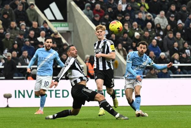 Bernardo Silva of Manchester City fires a shot at goal Newcastle United v Manchester City, Premier League, Football, St James Park, Newcastle, UK - 22 Nov 2025Newcastle St James Park United Kingdom EDITORIAL USE ONLY No use with unauthorised audio, video, data, fixture lists, club league logos or live services. Online in-match use limited to 120 images, no video emulation. No use in betting, games or single club league player publications. Copyright: xRichardxLee Shutterstockx 15860905av