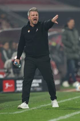 GER, 1 FBL, 1 FC Koeln vs Eintracht Frankfurt 22 11 2025, Rheinenergie Stadion, Koeln, GER, 1 FBL, 1 FC Koeln vs Eintracht Frankfurt, in the picture Lukasz Kwasniok Trainer Headcoach 1 FC Koeln , gets very upset, gestures, facial expressions, emotions, dissatisfied disappointed dejected, nordphotoxGmbHx xMeuter nph00351