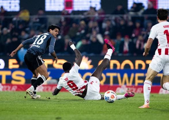 Koeln, RheinEnergieStadion, 22 11 2025 Mahmoud Dahoud of Frankfurt challenges Ragnar Ache of Koeln during the 1 Bundesliga match 1 FC Koeln vs Eintracht Frankfurt