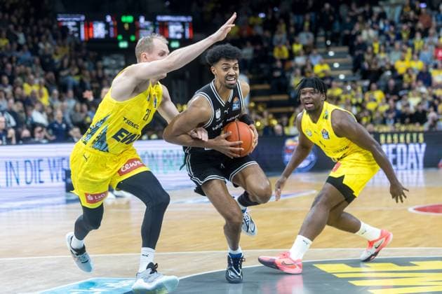 Oldenburg, Lower Saxony, DEU, 22 11 2025, Ibi Watson center, BMA365 Bamberg Baskets , Seth Hinrichs left, EWE Baskets Oldenburg and Brian Fobbs right, EWE Baskets Oldenburg EWE Baskets Oldenburg vs BMA365 Bamberg Baskets 1 Basketball Bundesliga Season 2025 2026, Matchday 8, Grosse EWE Arena EWE Baskets Oldenburg vs BMA365 Bamberg Baskets www.andreas-burmann.de
