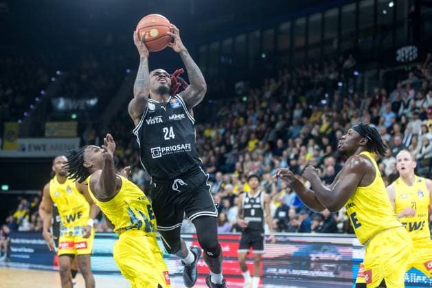 Oldenburg, Lower Saxony, DEU, 22 11 2025, Cobe Williams center, BMA365 Bamberg Baskets , Christopher Clemons left, EWE Baskets Oldenburg and Brian Fobbs right, EWE Baskets Oldenburg EWE Baskets Oldenburg vs BMA365 Bamberg Baskets 1 Basketball Bundesliga Season 2025 2026, Matchday 8, Grosse EWE Arena EWE Baskets Oldenburg vs BMA365 Bamberg Baskets www.andreas-burmann.de