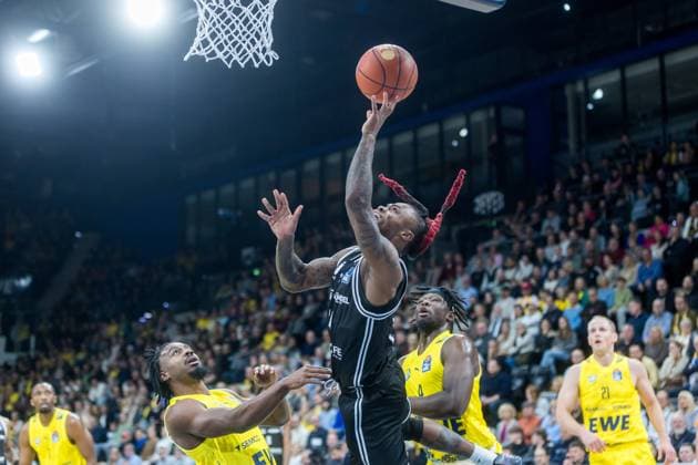 Oldenburg, Lower Saxony, DEU, 22 11 2025, Cobe Williams center, BMA365 Bamberg Baskets , Christopher Clemons left, EWE Baskets Oldenburg and Brian Fobbs right, EWE Baskets Oldenburg EWE Baskets Oldenburg vs BMA365 Bamberg Baskets 1 Basketball Bundesliga Season 2025 2026, Matchday 8, Grosse EWE Arena EWE Baskets Oldenburg vs BMA365 Bamberg Baskets www.andreas-burmann.de