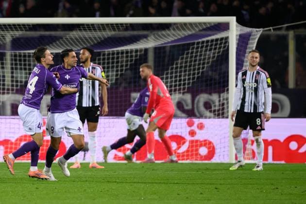Rolando Mandragora of ACF Fiorentina celebrates with team mates after scoring the goal of 1-1 during the Serie A football match between ACF Fiorentina and Juventus FC at Artemio Franchi stadium in Florence (Italy), November 22, 2025. andreaxstaccioli