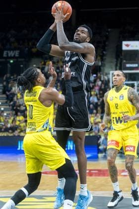 Oldenburg, Lower Saxony, DEU, 22 11 2025, Ejiofor Onu center, BMA365 Bamberg Baskets , James Woodard left, EWE Baskets Oldenburg and Michale Kyser right, EWE Baskets Oldenburg EWE Baskets Oldenburg vs BMA365 Bamberg Baskets 1 Basketball Bundesliga Season 2025 2026, Matchday 8, Grosse EWE Arena EWE Baskets Oldenburg vs BMA365 Bamberg Baskets www.andreas-burmann.de