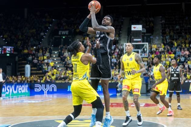 Oldenburg, Lower Saxony, DEU, 22 11 2025, Ejiofor Onu center, BMA365 Bamberg Baskets , James Woodard left, EWE Baskets Oldenburg and Michale Kyser right, EWE Baskets Oldenburg EWE Baskets Oldenburg vs BMA365 Bamberg Baskets 1 Basketball Bundesliga Season 2025 2026, Matchday 8, Grosse EWE Arena EWE Baskets Oldenburg vs BMA365 Bamberg Baskets www.andreas-burmann.de