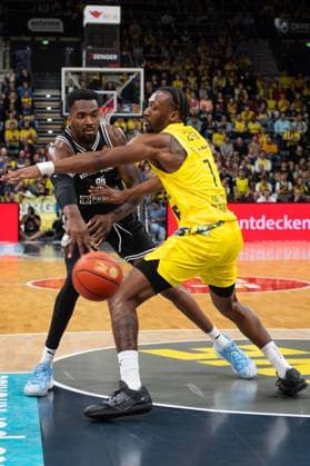 GER, Basketball, easy Credit BBL, EWE Baskets Oldenburg vs Bamberg Baskets 22 11 2025, EWE Arena, Oldenburg, GER, easy Credit BBL, EWE Baskets Oldenburg vs Bamberg Baskets, pictured Ejiofor ONU Bamberg Baskets 35 Dakarai TUCKER EWE Baskets Oldenburg 7 nordphotoxgmbhx xRojahn nph00310