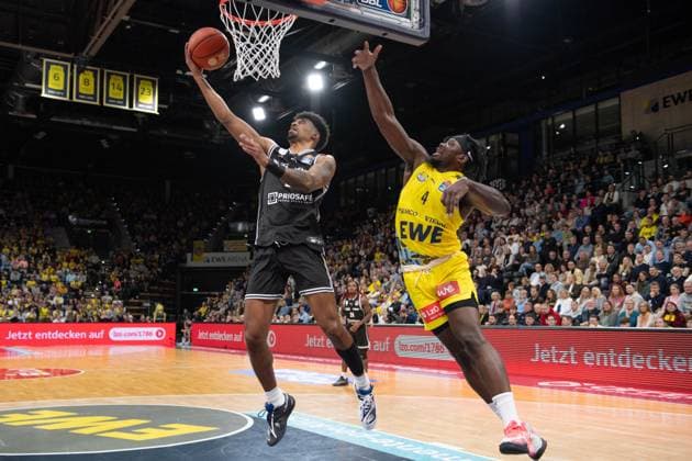 GER, Basketball, easy Credit BBL, EWE Baskets Oldenburg vs Bamberg Baskets 22 11 2025, EWE Arena, Oldenburg, GER, easy Credit BBL, EWE Baskets Oldenburg vs Bamberg Baskets, pictured Ibrahim WATSON Bamberg Baskets 2 Brain FOBBS EWE Baskets Oldenburg 4 nordphotoxgmbhx xRojahn nph00310