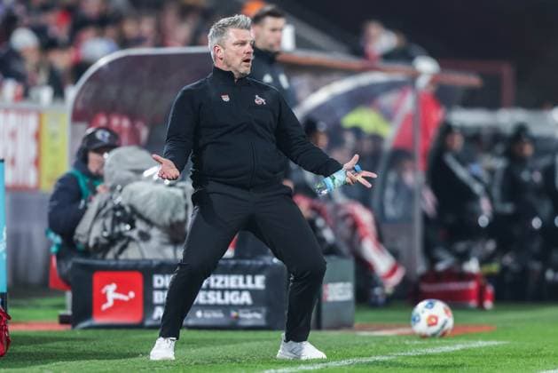 Soccer 1 Bundesliga 11 Matchday 1 FC Köln Eintracht Frankfurt on 22 11 2025 at RheinEnergieStadion in Cologne Lukas Kwasniok Coach Head Coach Cologne DFL regulations prohibit any use of photographs as image sequences and or quasi video xJRx