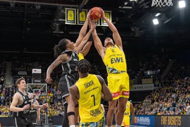 GER, Basketball, easy Credit BBL, EWE Baskets Oldenburg vs Bamberg Baskets 22 11 2025, EWE Arena, Oldenburg, GER, easy Credit BBL, EWE Baskets Oldenburg vs Bamberg Baskets, in the picture to the ball Demarcus Marquette DEMONIA Bamberg Baskets 8 Filip STANIC EWE Baskets Oldenburg 65 Dakarai TUCKER EWE Baskets Oldenburg 7 nordphotoxgmbhx xRojahn nph00310