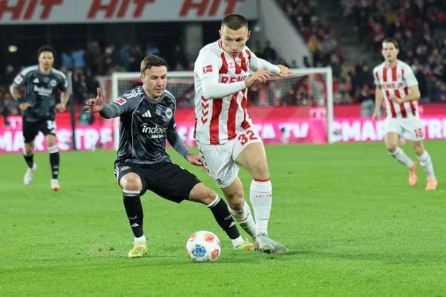 GER, 1 FBL, 1 FC Koeln vs Eintracht Frankfurt 22 11 2025, Rheinenergie Stadion, Koeln, GER, 1 FBL, 1 FC Koeln vs Eintracht Frankfurt, in the picture Kristoffer Lund FC Koeln 32 , in a duel against Mario Götze Goetze Frankfurt 27 , nordphotoxGmbHx xMeuter nph00351